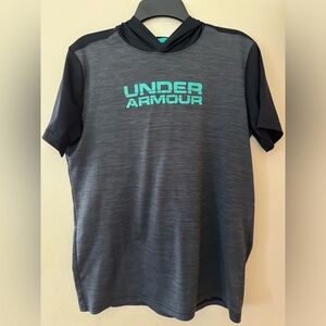 UNDER ARMOUR Charcoal, Black, Green Short Sleeve Shirt With Hood. Size Youth XL